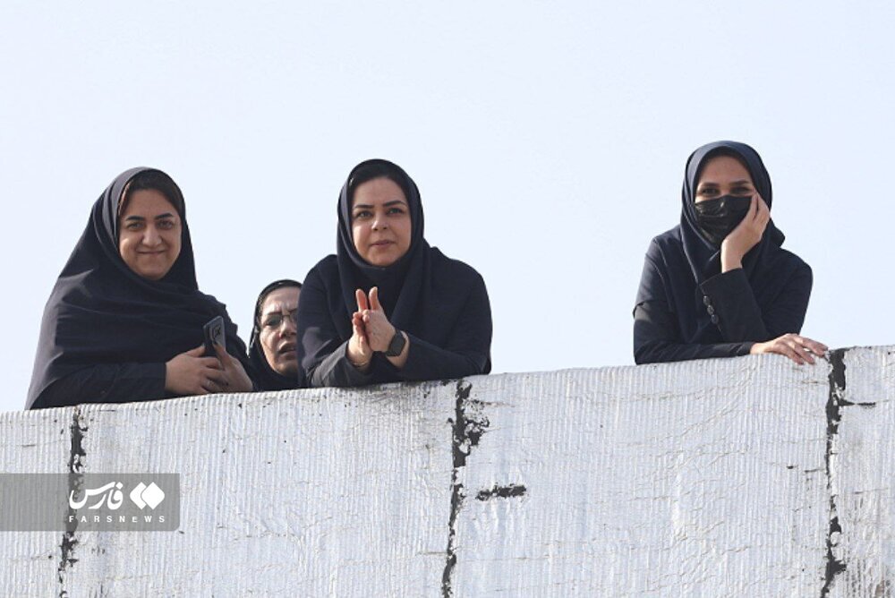 زنان از روی پشت بام، تماشاگر بازی نساجی و استقلال