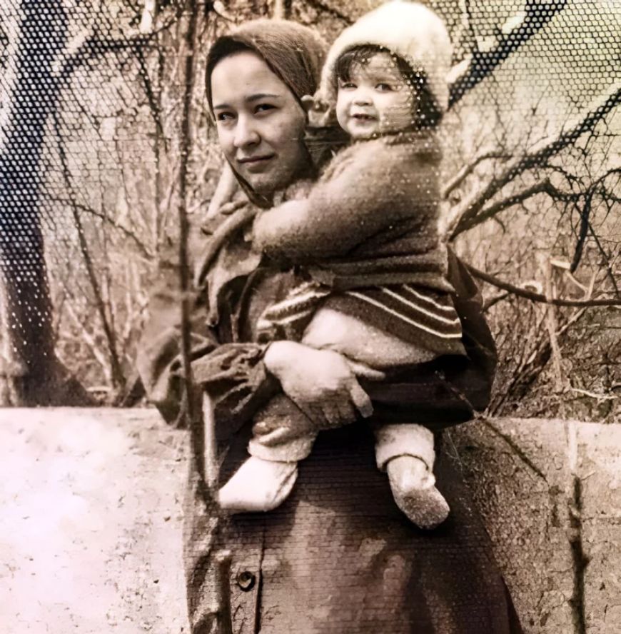 مهراوه شریفی نیا و مادرش