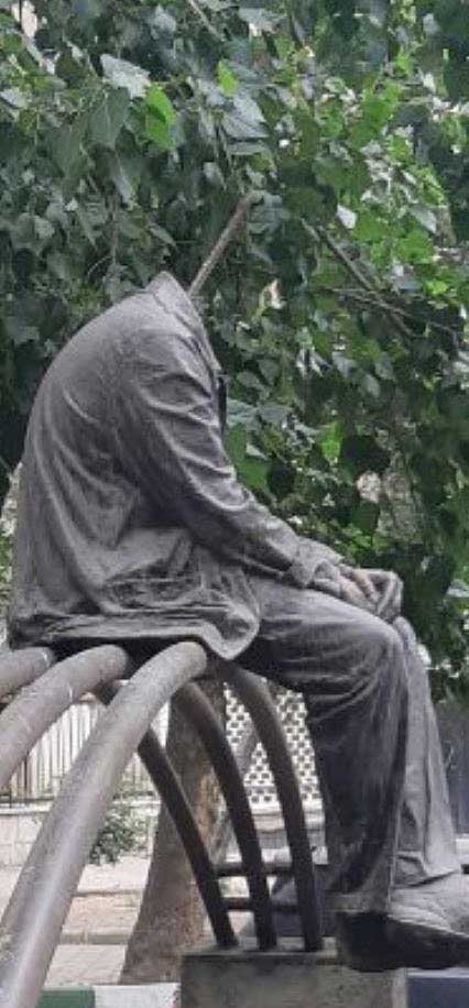مجسمه مرد نشسته روی پل