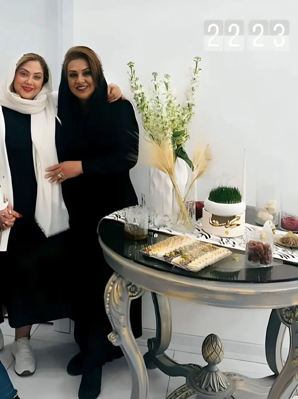 چهره غم زده نسرین مقانلو در کنار بازیگر زن سریال «سه در چهار» 2