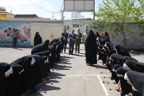 اعتراض فرهنگیان به یک تصویر جنجالی از مدرسه دخترانه ای در زنجان / مدیرکل آموزش و پرورش برکنار می شود؟ + عکس 2