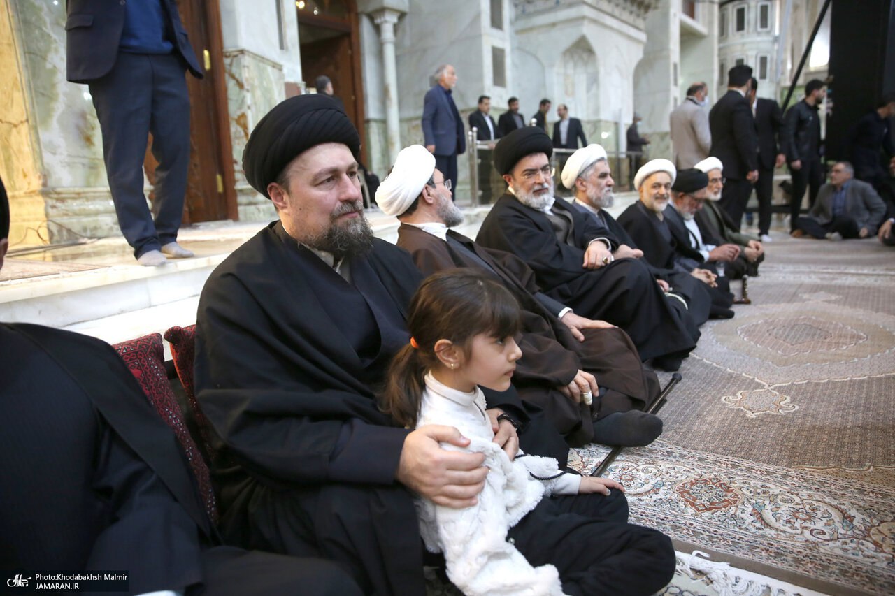 دختر سیدحسن خمینی در آغوش پدر