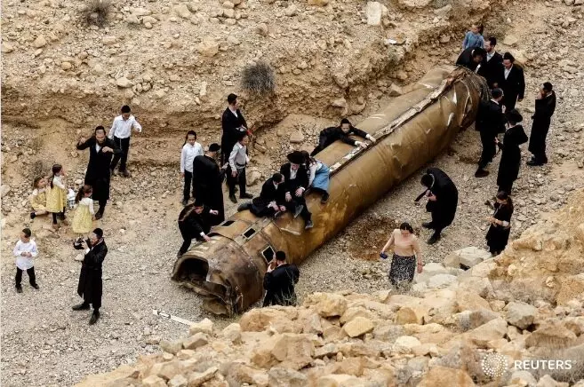 عکس جنجالی خاخام‌های اسرائیلی کنار موشک ایرانی پس از حمله ایران + عکس 2