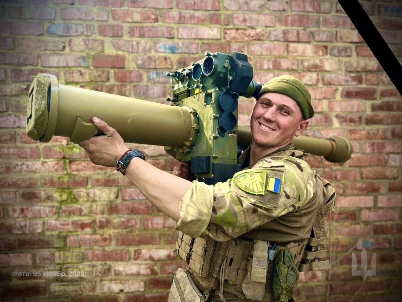 یک سلاح عجیب روی دوش سرباز اوکراینی