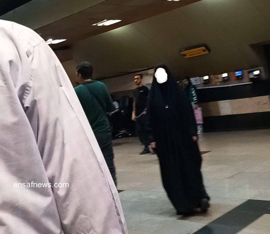 حجاب بانان در متروی تئاتر شهر