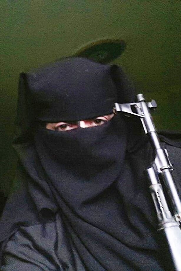 زن داعشی مدل شد 1