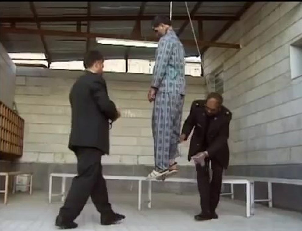 لحظه اعدام قاتل سریالی «سعید حنایی» معروف به «قاتل عنکبوتی» در زندان