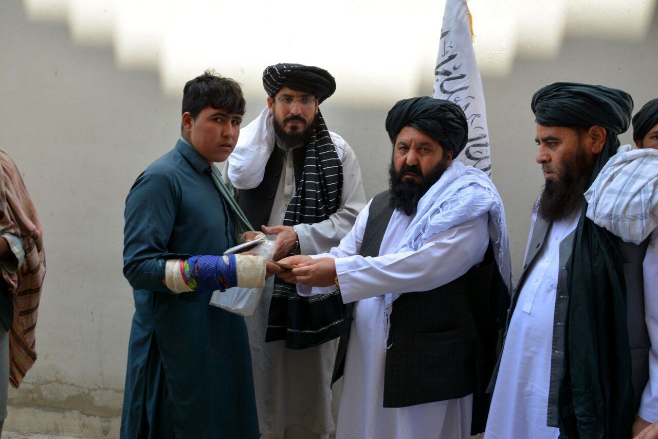 توزیع دلارتوسط طالبان
