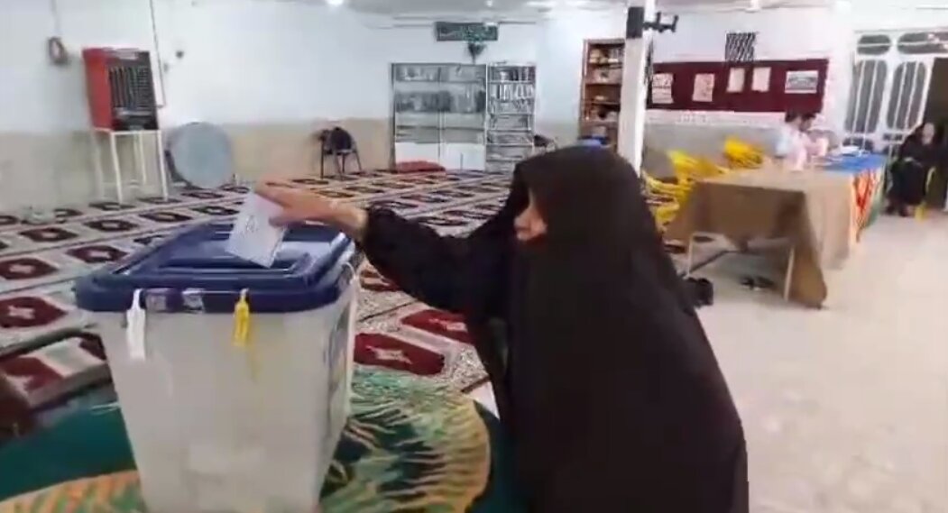 عکس مادر آذری جهرمی در حال رأی دادن 2