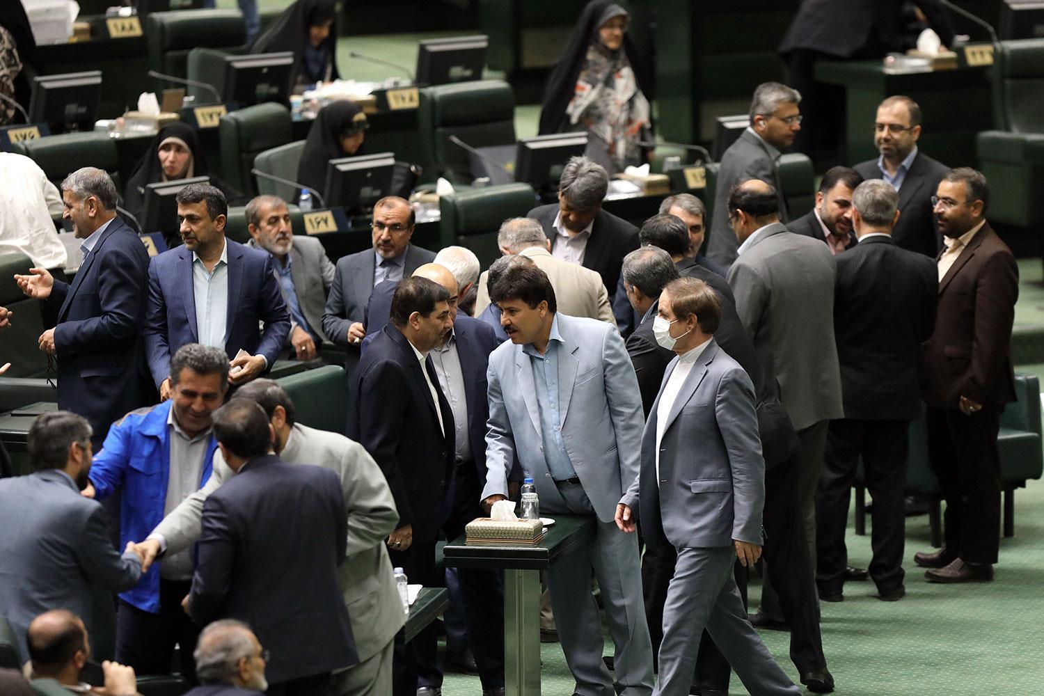 نماینده مجلس با لباس ایران خودرو در جلسه استیضاح وزیر صمت