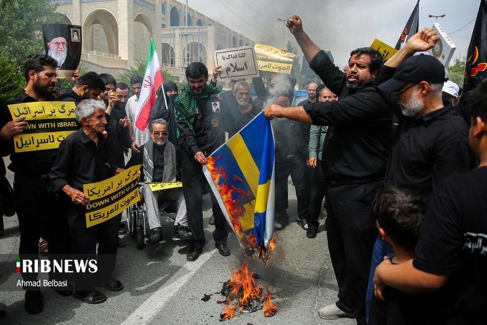 پرچم سوئد در تهران به آتش کشیده شد