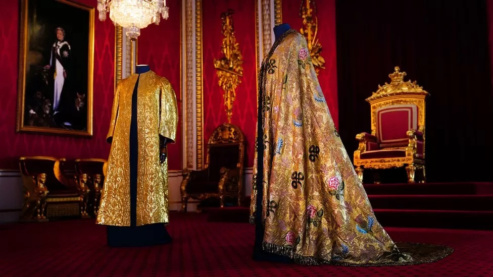 لباس طلایی که شاه چارلز