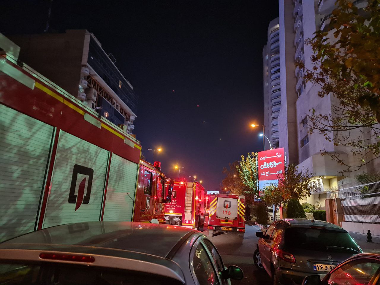 تجمع خودروهای آتش‌نشانی روبروی برج اسکان