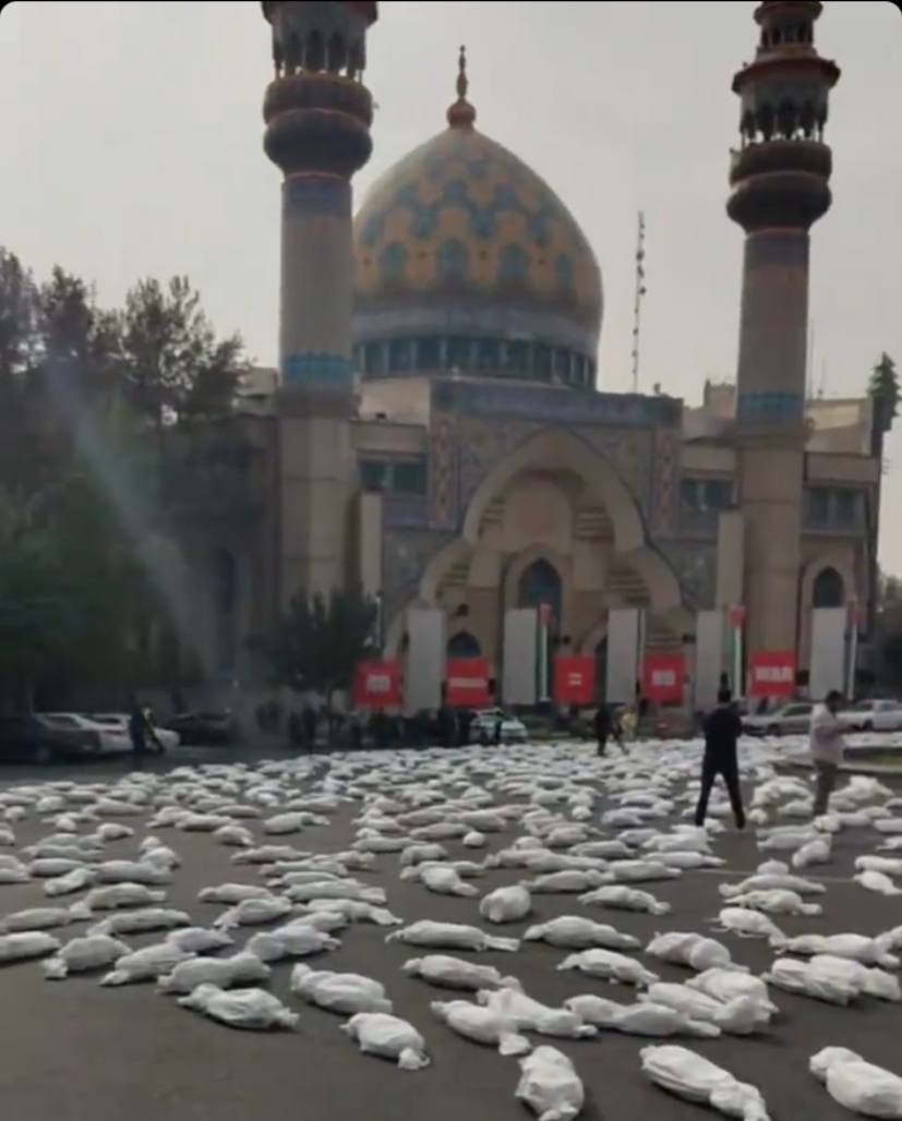 تصویری از صدها کفن در میدان فلسطین تهران 