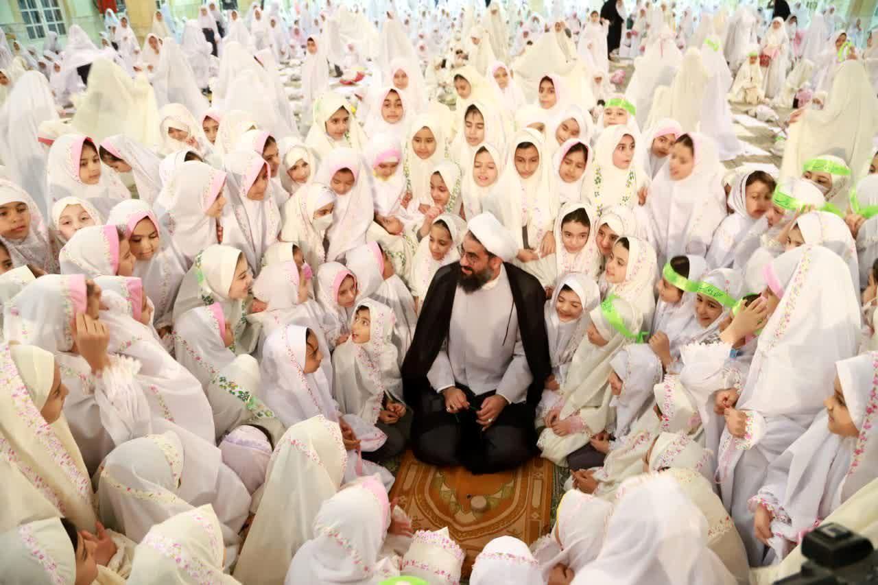 عکس امام جمعه همدان در مراسم جشن تکلیف دختران