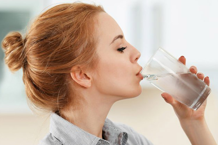 چرا باید قبل از خوردن غذا آب بنوشیم؟ 2
