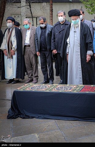 اقامه نماز رهبر انقلاب بر پیکر مرحوم حسن غفوری‌فرد۴