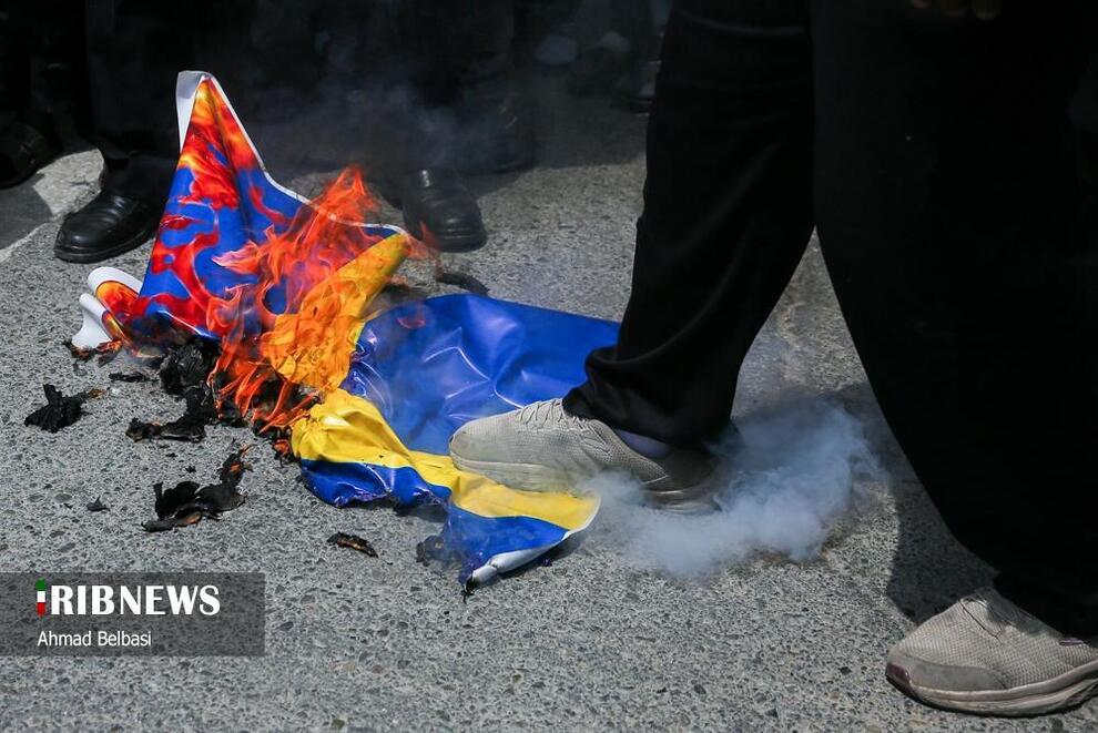 پرچم سوئد در تهران به آتش کشیده شد