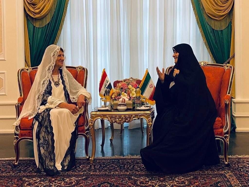 پوشش عجیب همسر رئیس جمهور عراق در دیدار با جمیله علم‌الهدی + عکس 2