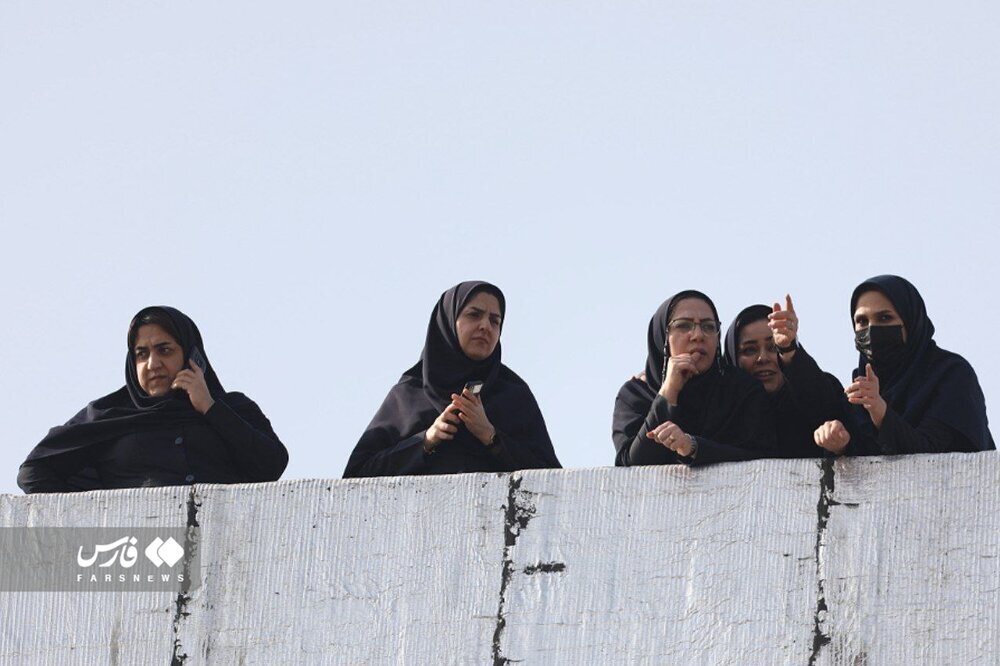 زنان از روی پشت بام، تماشاگر بازی نساجی و استقلال
