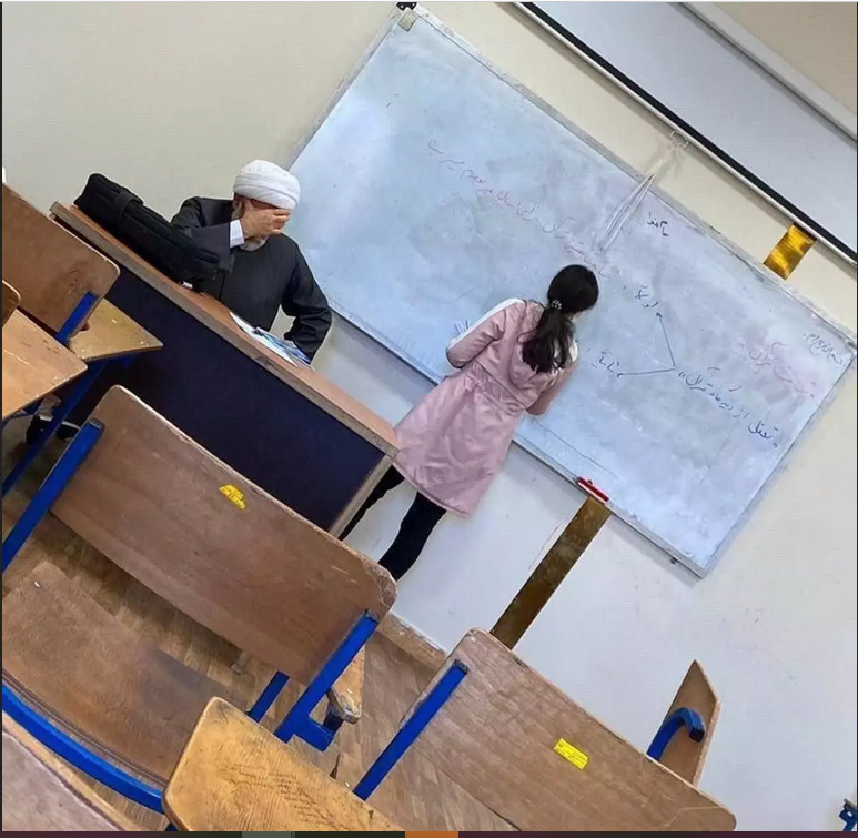دانشجوی دختر بی‌حجاب در کلاس درس یک روحانی