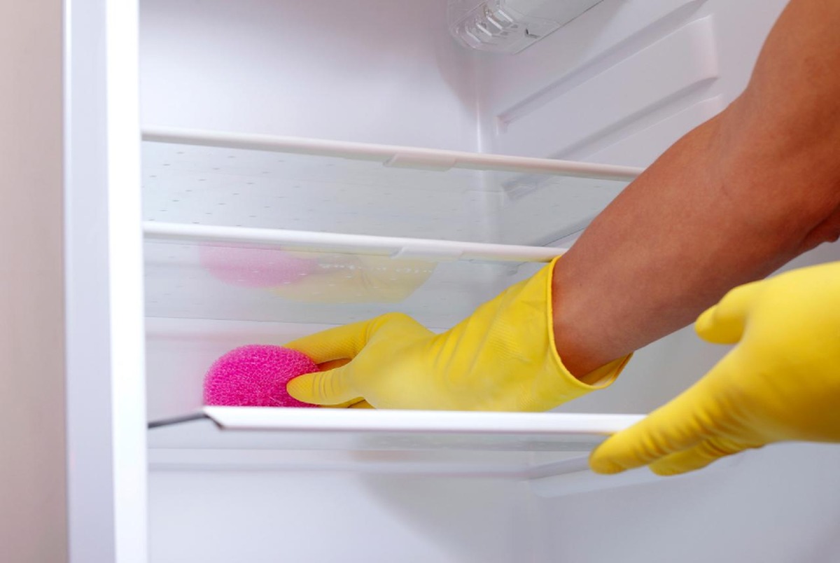 یخچال - تمیز کردن یخچال - چگونه از شر بوی بد یخچال خلاص شویم؟