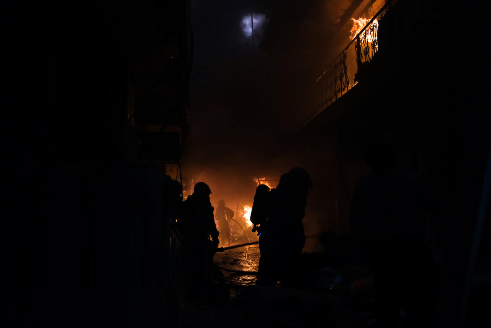 آتش‌سوزی انبار چسب بازار تهران