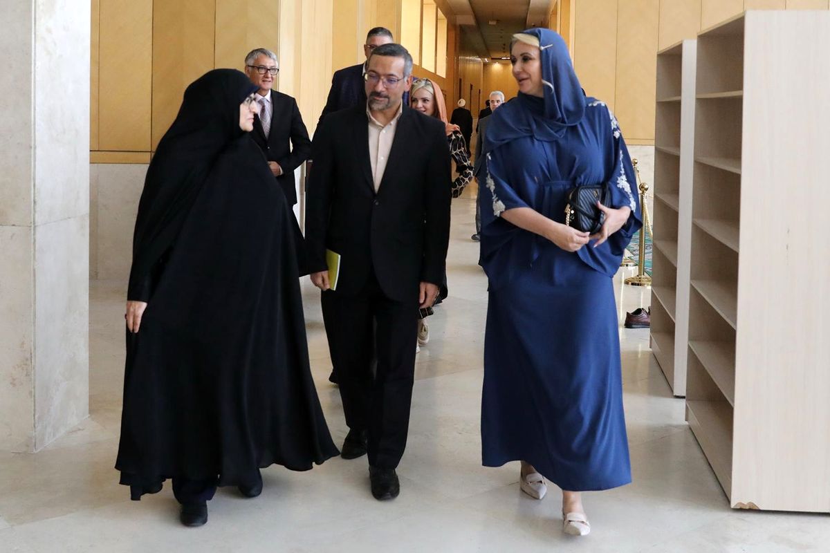 تیپ حاشیه ساز وزیر زن صربستان در ایران!
