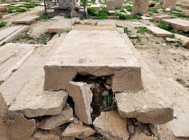 وضعیت قبر‌های تاریخی گورستان دارالسلام
