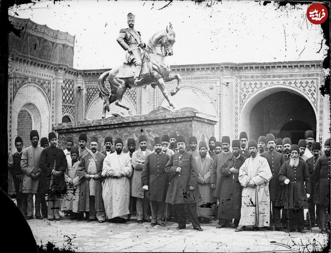 عکس یادگاری ناصرالدین شاه با مجسمه باشکوه‌اش