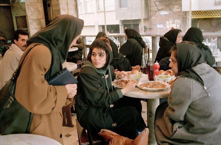 تصویری متفاوت از تیپ زنان دهه هفتاد در یک پیتزافروشی در تهران