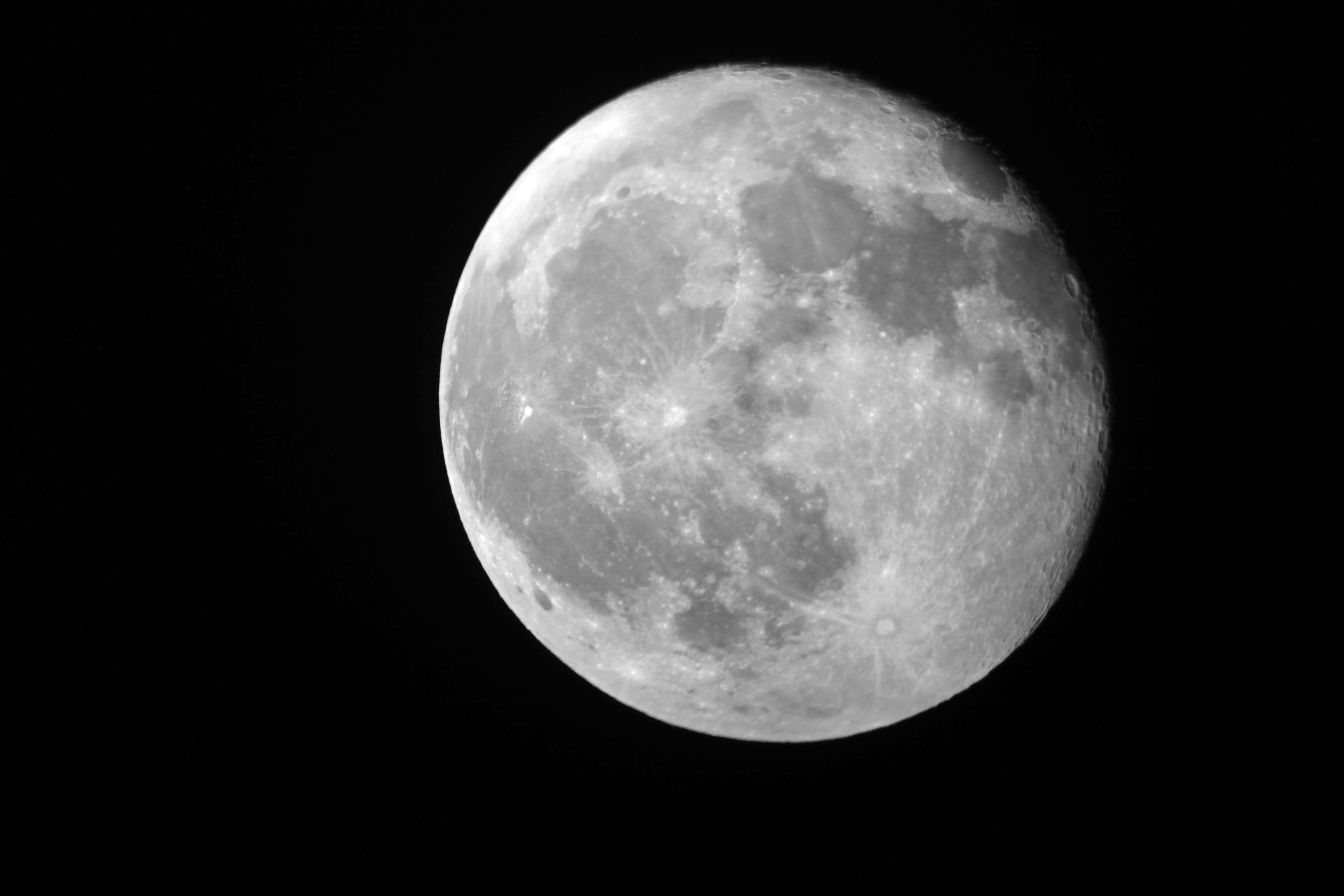 
تصویر عجیبی از ماه در حال خنک شدن+عکس