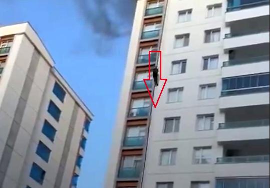 نجات با پایین آمدن از روی شیلنگ آتش نشانی در ترکیه + فیلم

