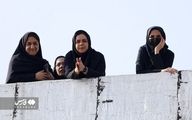 زنان از روی پشت بام، تماشاگر بازی نساجی و استقلال / عکس

