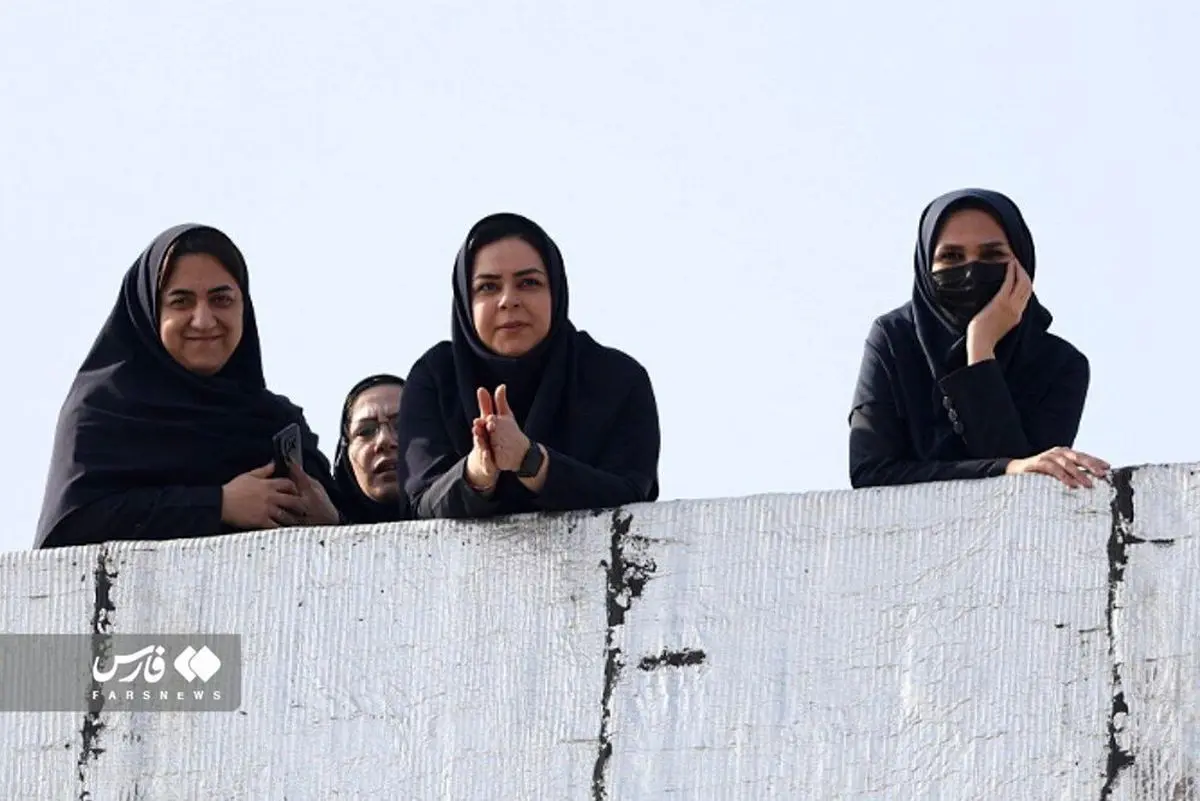 زنان از روی پشت بام، تماشاگر بازی نساجی و استقلال / عکس