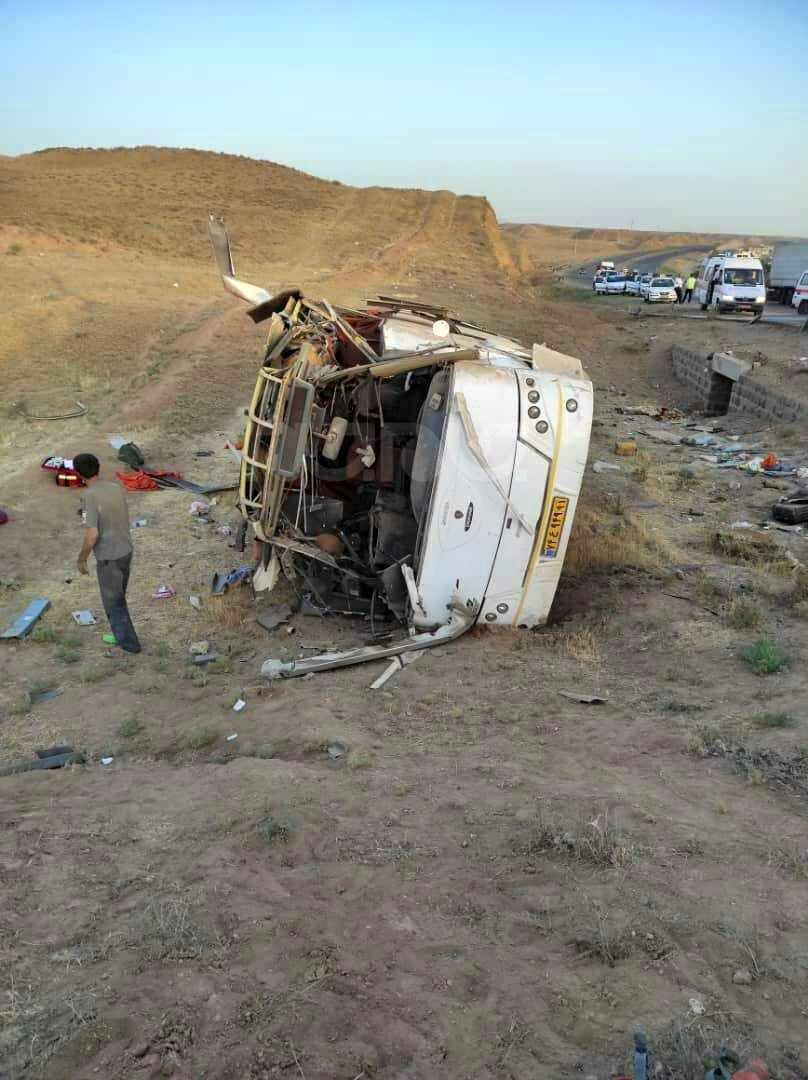 ٣ کشته و ١٥ مصدوم در سانحه واژگونى اتوبوس / تصویر
