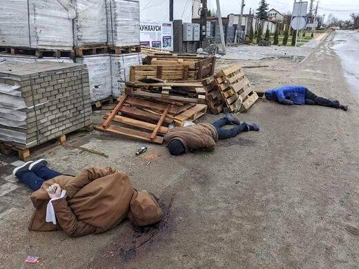 رفتار وحشیانه روس‌ها با مردم اوکراین/گلوله زدن به سر با دست بسته!