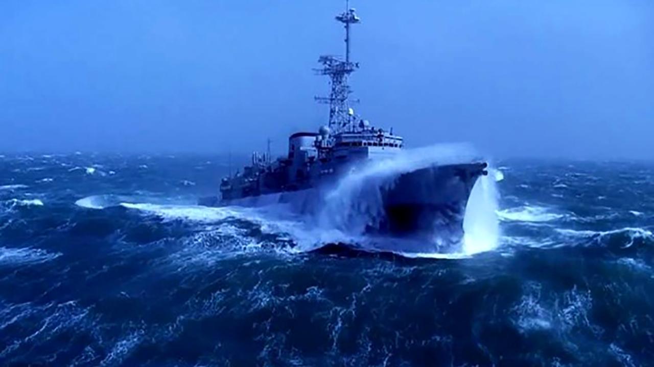 طوفانی که یک کشتی را تا مرز غرق شدن پیش برد + فیلم
