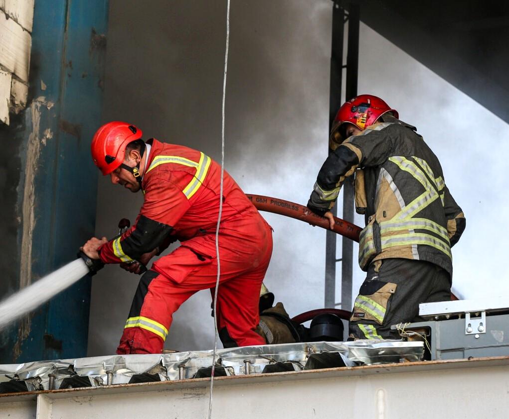 آتش سوزی هولناک در تهران؛ ۳۰ نفر از این ساختمان نجات یافتند