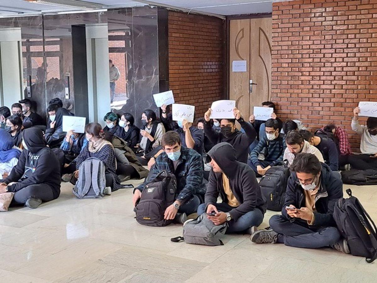 حرکت نمادین و اعتراضی دانشجویان «شریف» برای آزادی هم‌دانشگاهی‌هایشان + عکس