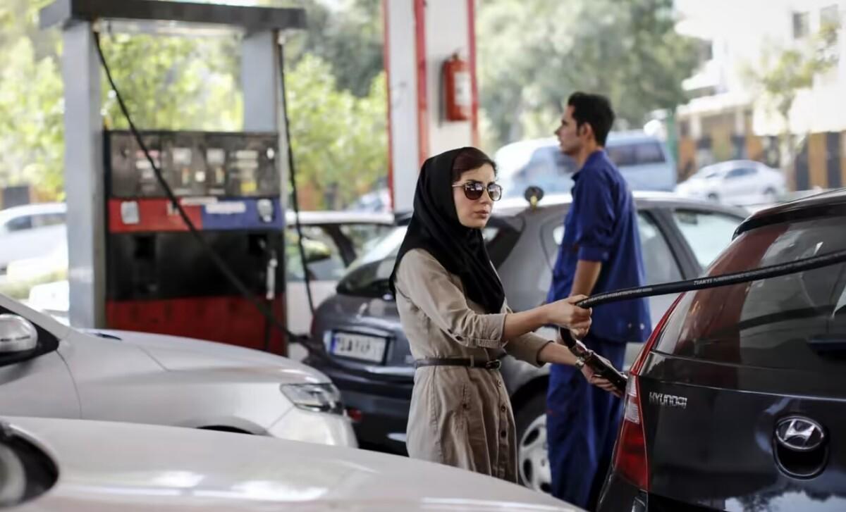 صف بنزین‌ در ایران به خارج کشیده شد

