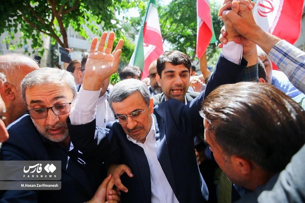 احمدی‌نژاد آمد؛ محمودی‌ها کارناوال راه انداختند، خیابان قرق کردندو شعار دادند!+ تصویر