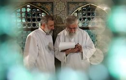 رهبر انقلاب بر پیکر رئیس جمهور شهید و همراهانش نماز اقامه می‌کنند

