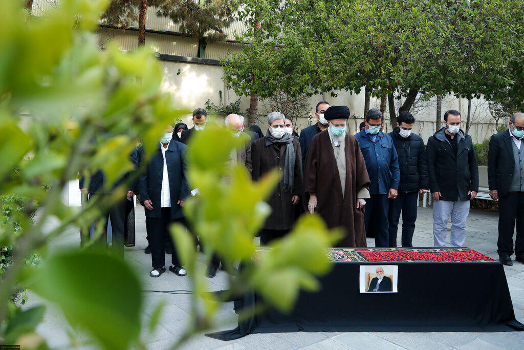 نماز رهبر انقلاب بر پیکر دکتر شیبانی | چه کسانی در مراسم حضور داشتند؟ +عکس