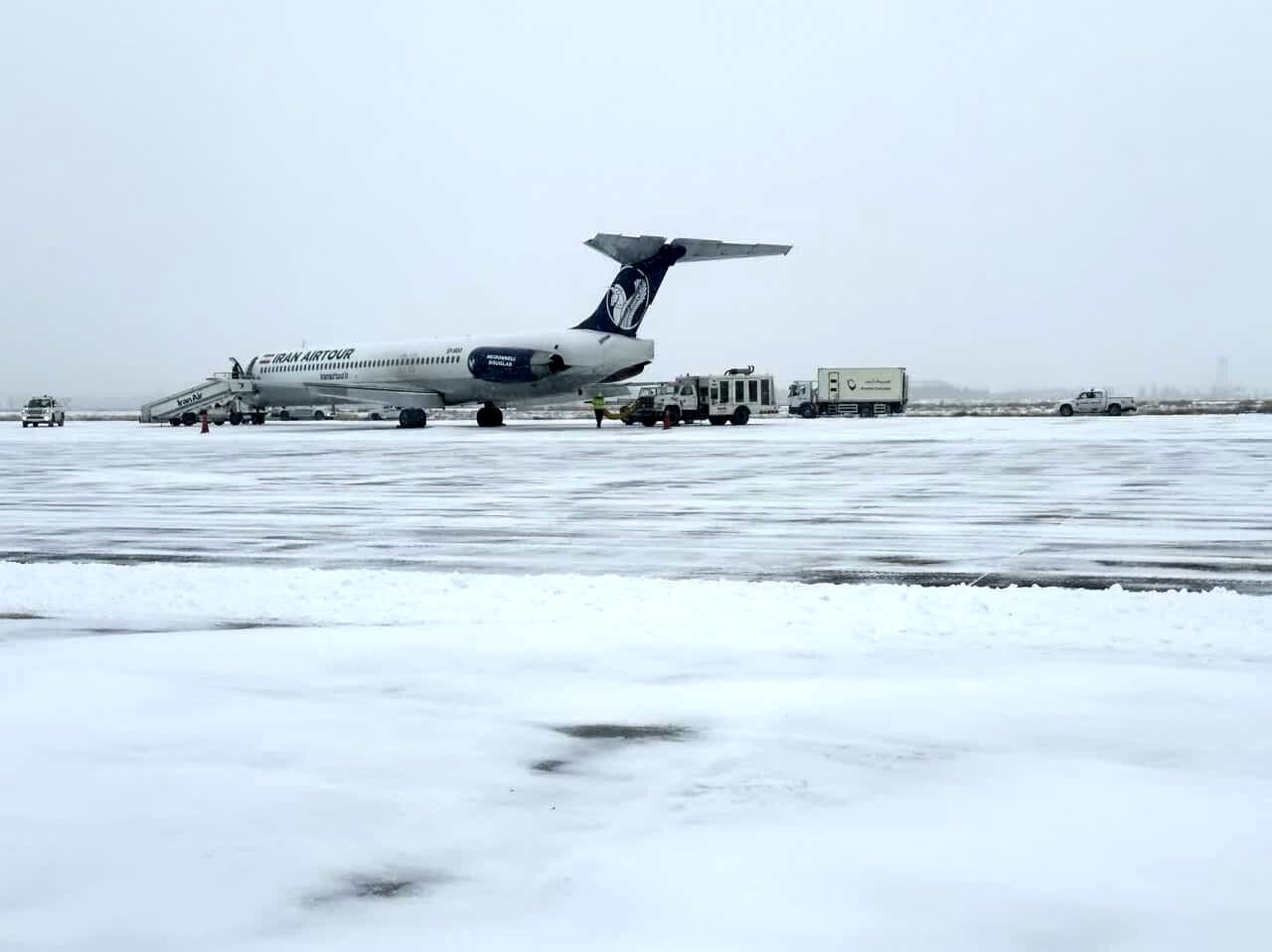 جدیدترین تصاویر از فرودگاه مشهد پس از بارش برف +فیلم