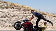 حرکات خطرناک موتور سوار جوگیر در تهران + فیلم