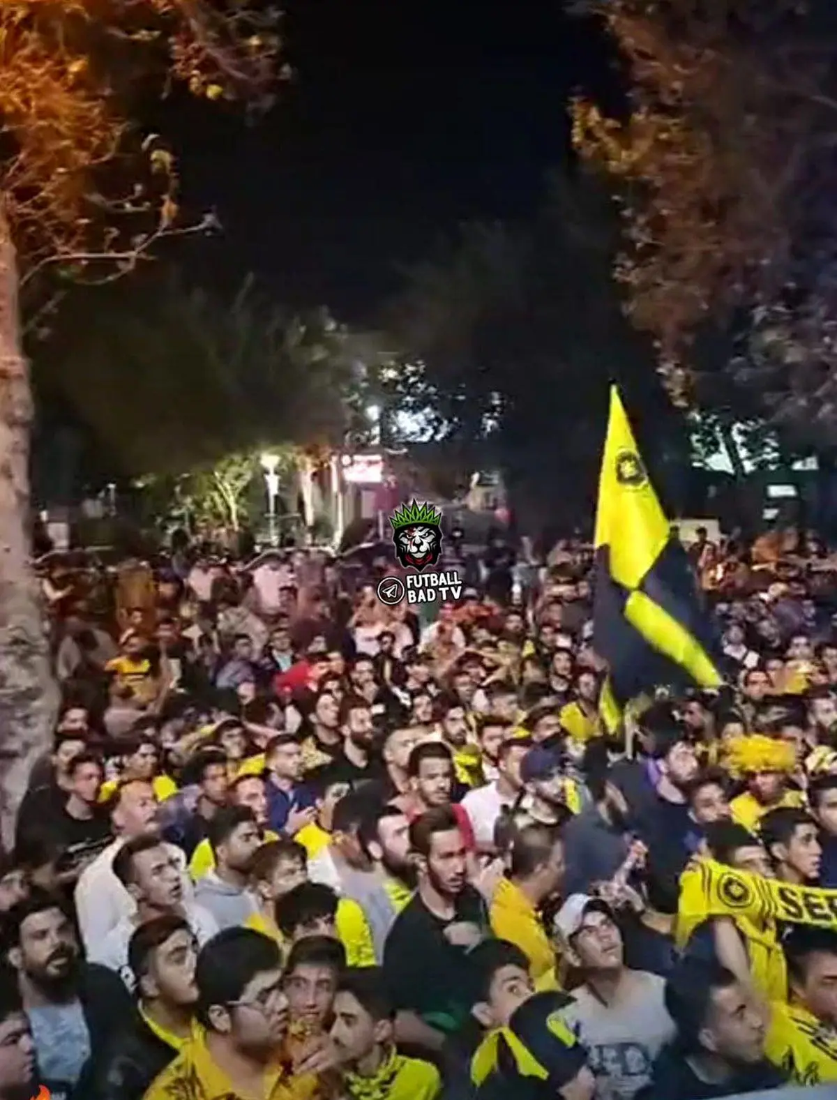 مردم مقابل هتل سپاهانی‌ها قیامت کردند / تجمع هواداران سپاهان
