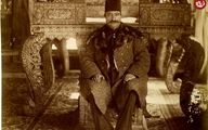 ببینید| عکس یادگاری ناصرالدین شاه با مجسمه باشکوه‌اش