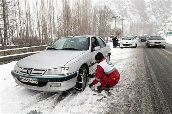 بارش برف در جاده هراز | رانندگان به زنجیر چرخ مجهز باشند 