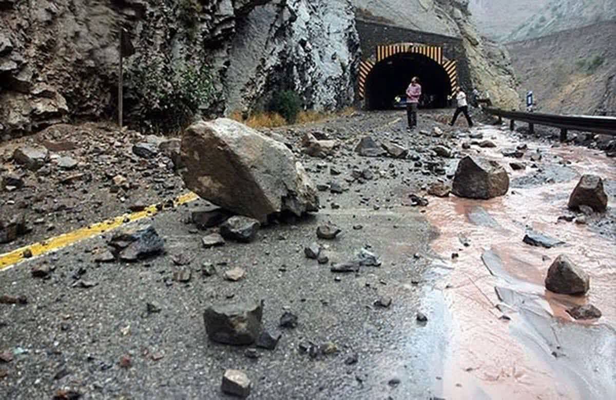 ریزش سنگ در چالوس؛ جاده بسته شد